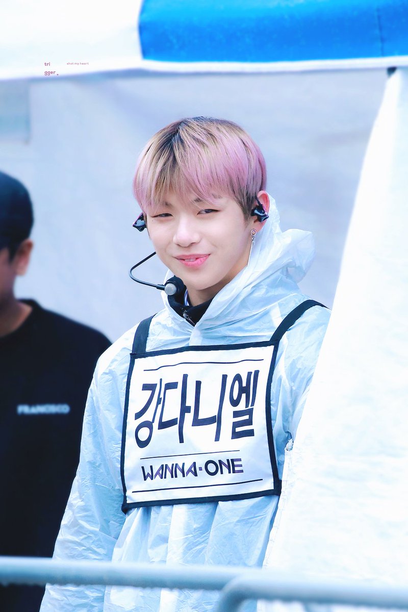 trigger_1210's tweet photo. 180404 비오는날 우리 멈무 신났었지😍😍🤭🤭#강다니엘 #KangDaniel #워너원 #WANNAONE https://t.co/gEjpLHAbRv