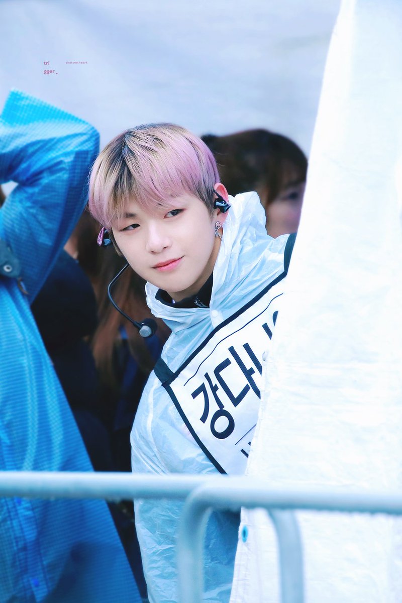 trigger_1210's tweet photo. 180404 비오는날 우리 멈무 신났었지😍😍🤭🤭#강다니엘 #KangDaniel #워너원 #WANNAONE https://t.co/gEjpLHAbRv