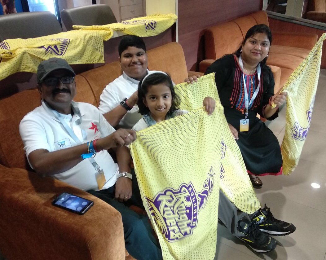 StarPlus's tweet photo. #PrasadParivaar is brimming with joy as they wait for a much-awaited #VIVOIPL2018 match to begin.
.
.
#STARPlusTicket2Cricket #Winners #Kolkata #Family #Posers #TreatedLikeStars #FancyRide #NothingButTheBest #StarsForTheDay #KKRvsDD https://t.co/gY72iY0Gmd