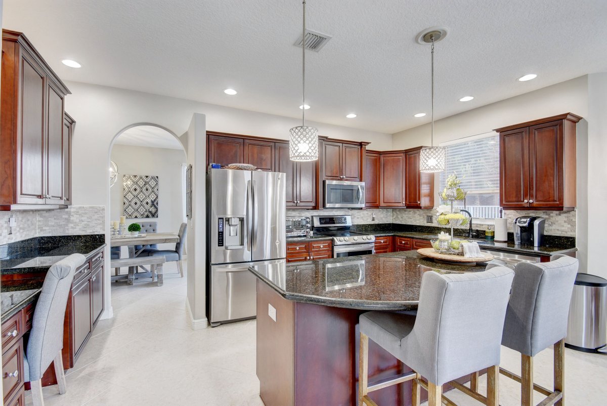SPosFla's tweet photo. Check out this spectacular 5 Bedroom 2.5 Bathroom #Waterfront #Pool #Home located in #OlympiaFL – #WellingtonFL!

#JustListed #PalmBeachCounty #RealEstate #LangRealty #Buy #Sell #NewListing #HouseForSale #FloridaHome #ImARealtor #RAPB #Realtor https://t.co/1MGjJicvdn