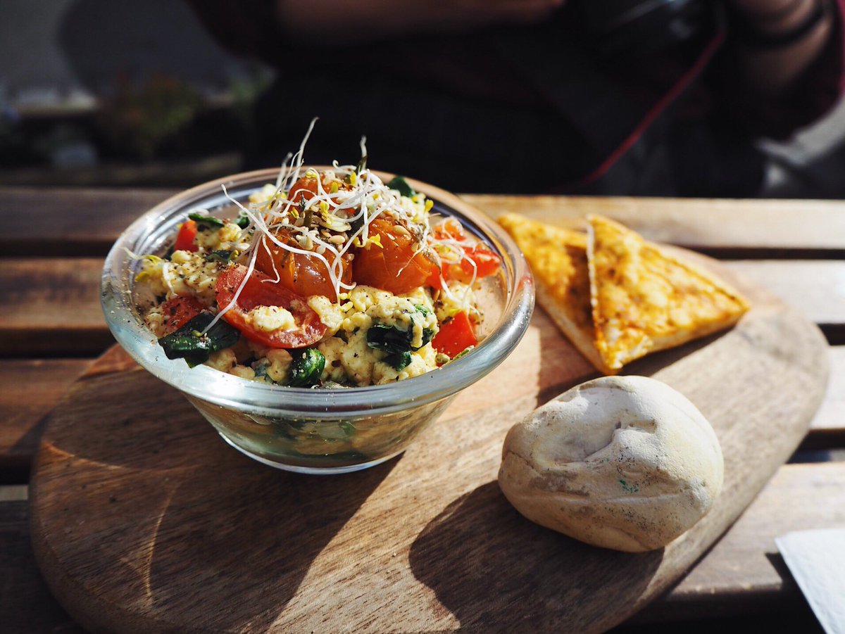 AliceTulipUK's tweet photo. Today I learned that raw, healthy food can taste incredible and that I’m not very good at making smoothie bowls 🤷🏼♀️😂😍🤤 thank you @BeetsNRoots @BloggersBristol #socialight #BBBeetsnRoots ❤️ https://t.co/okszbJfi27
