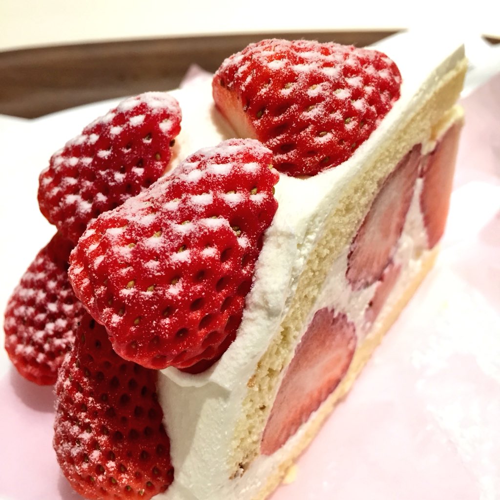 おいでよ名古屋 おいなご 名駅 Trazione Nagoyaの苺のショートケーキを食べに 名古屋においでよ 大きなイチゴがいっぱいの 幸せショートケーキだよ 金時計からすぐの穴場のカフェで 素敵な時間を過ごしていってねーっ 飯テロ