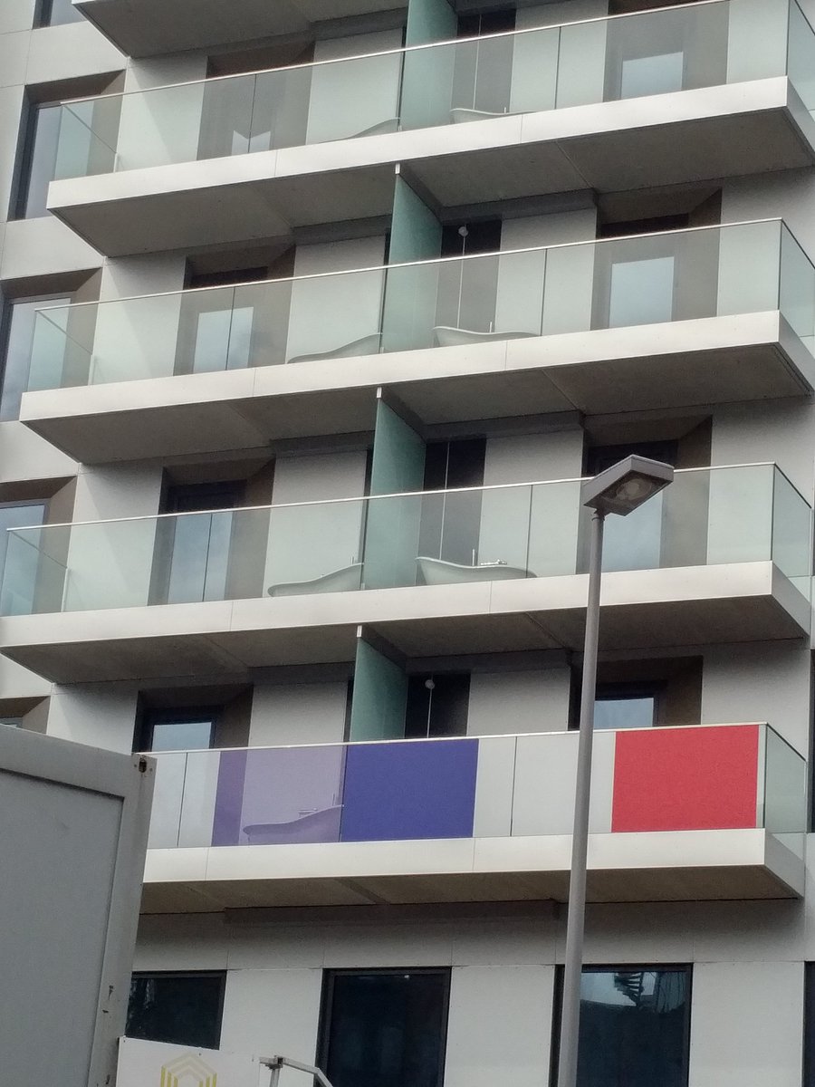 Toedtmann's tweet photo. Also ein Haus mit #Badewannen auf den #Balkonen hat nicht jede deutsche Stadt zu bieten, oder? #Düsseldorf #ToulouserAllee https://t.co/sVZbYTTwDP