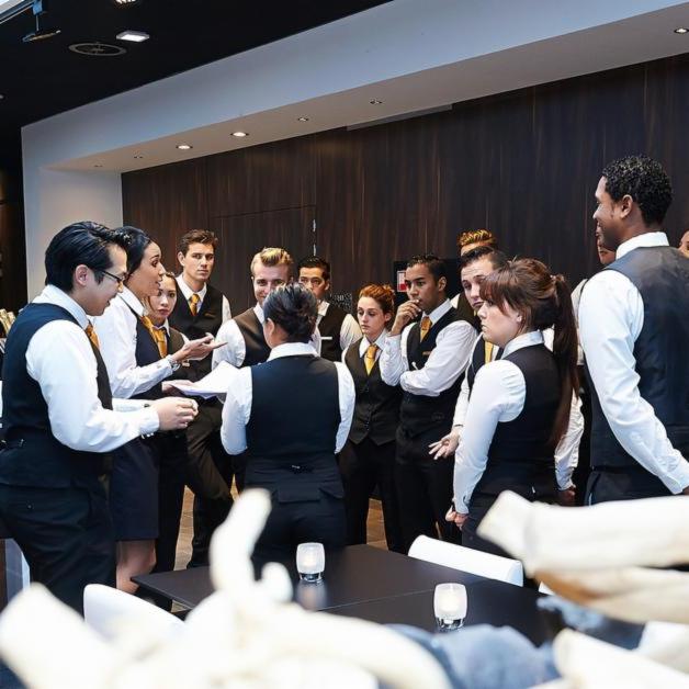 PostillionHotel's tweet photo. Wil jij werken bij een echt oer-Hollands bedrijf, waar gastvrijheid en lef tot uiting komen in expertise en concepten én een tof bedieningsteam aansturen als Supervisor? Dat kan bij @PostillionHotel Arnhem! #vacature  #bediening #supervisor https://t.co/n4IPSF5Agr https://t.co/mQR9idQgM6