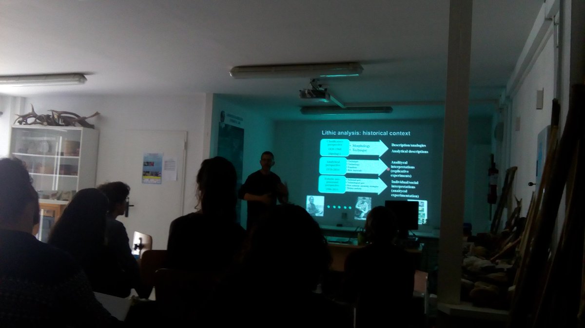 NuriaCastanyeda's tweet photo. Comienza #QP7 con la clase de @JBaenaPreysler sobre #Tecnología #lithics en @ArqExpUAM @Paleoaprende https://t.co/kRuVV7KzmD