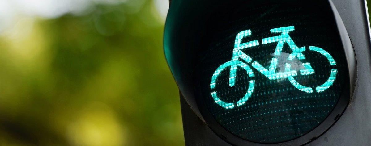 AUTONOMY's tweet photo. "Le vélo s’est effondré avec l’avènement automobile. Il y a là un déterminisme technologique évident"
Bijou aristocratique d’abord puis véhicule du pauvre, le vélo fait son grand retour depuis quelques années, et ce à mesure que la voiture recule.
https://t.co/WVL7GlNMyU https://t.co/Uf0OzPmMQo