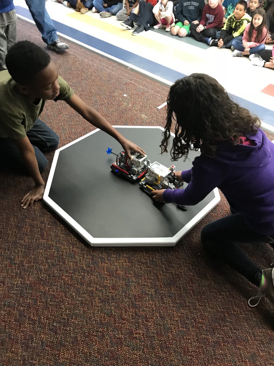SarahHamm12's tweet photo. Thank you Mrs. Capello for bringing FUNgineering to @Branch_BISD Our 3rd graders LOVED battling their robots!! @BISD_ITech @BryanISD https://t.co/qcPOqhLfYg