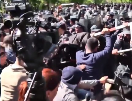 ArmenNews's tweet photo. Protest in Yerevan, Armenia,16.04.2018 https://t.co/LKw4uCfh89 https://t.co/BAN905UmEJ