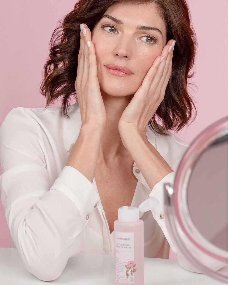 MamondeUS's tweet photo. "Roses are a sign of beauty! 🌹 Featuring the extract from 100 percent USDA Certified, hand-picked organic Damask roses, this delicate toner by @mamonde_us helps balance and refresh all skin types." Now available in @GLOSSYBOX_US's #MothersDay set! https://t.co/tcUuHz6k3c