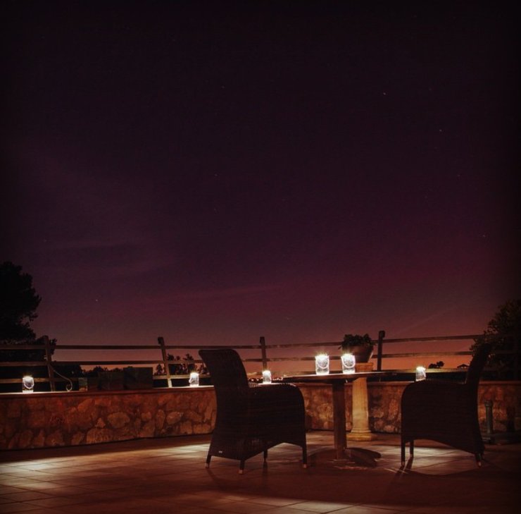 Perfecting the Patio ✨ The durability and long-lasting light of Sonnenglas solar lanterns keep your backyard illuminated late into the night 🌙