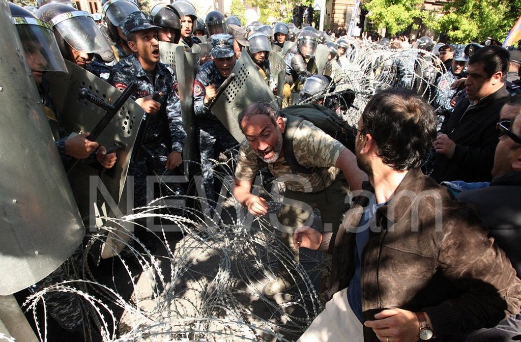 DrArtyomTonoyan's tweet photo. These photos capture the moment Armenian MP Nikol Pashinyan gets injured during the protests in Yerevan while being dragged over barbed-wire by policemen #ArmenianProtests https://t.co/kMsK3gH9y5