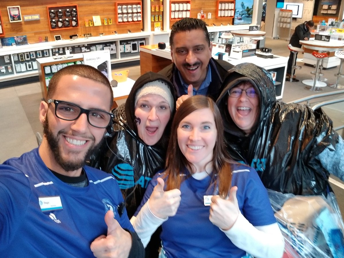 Hey_AmandaRowe's tweet photo. @TuckerCruz got her poncho on with us here @ATTBoylstonST #bostonmarathon2018 https://t.co/1MRn8DaDGI