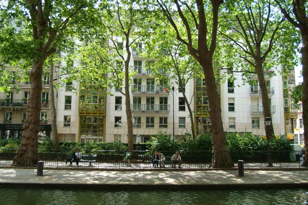 Paris's tweet photo. Bientôt des radeaux végétalisés pour dépolluer le canal Saint-Martin : c'est un très beau projet porté par les Parisiens qui l'ont élu 2e au #BudgetParticipatif 2017 😁

👉 https://t.co/Td0akqkyag https://t.co/rJUXMBeqXj