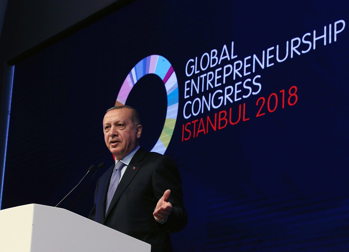 RTErdogan's tweet photo. Hedefimiz, ülkemizi dünyanın en büyük on ekonomisinden birisi hâline getirmektir. Büyük hedeflerin büyük reformlar gerektirdiğinin elbette farkındayız. Bunun için girişimcilere ve yatırımcılara çok önemli destekler, teşvikler sağlıyoruz.

https://t.co/7wXtaIGP0q https://t.co/FfTGWCkcxp