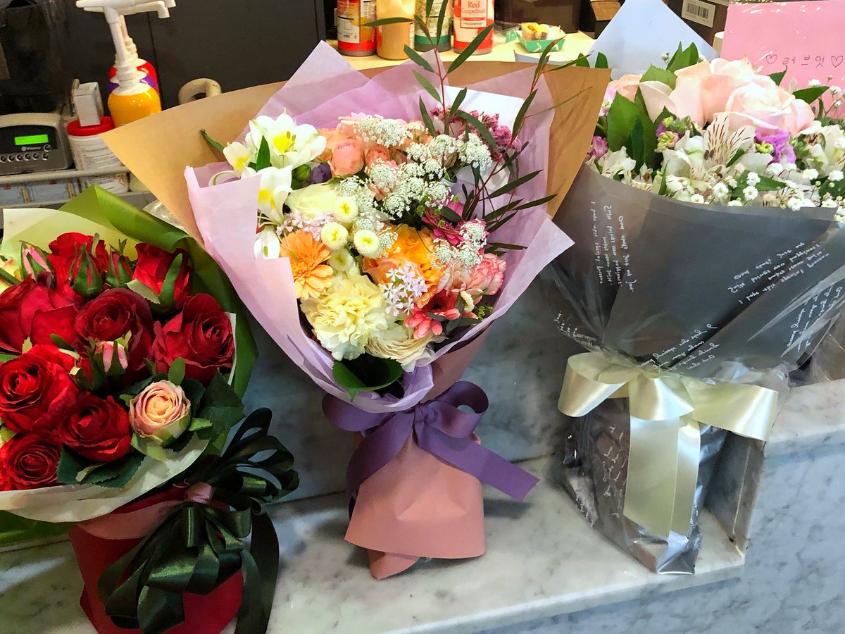 900924net's tweet photo. 꽃 간식 선물 편지 등 챙겨와서 말없이 일 도와주고 가신 지인분들도 정말 감사해요 다들 사랑행 😇❤️ https://t.co/sqKrNtUAX0