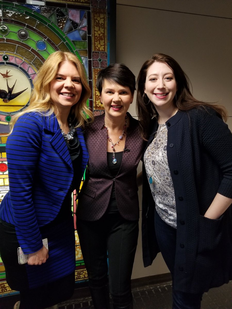 AnnetteHamm's tweet photo. These two beauties rock my closet! Great to have both @glamjulz and @betterstyled on @morninglive today. https://t.co/zAnCVYHQOS