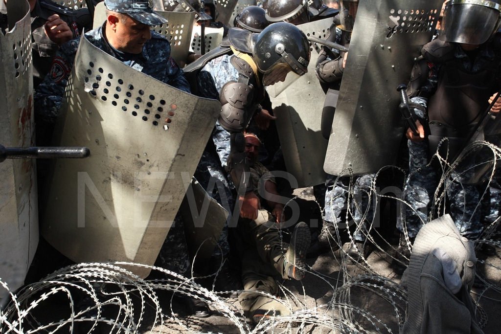 DrArtyomTonoyan's tweet photo. These photos capture the moment Armenian MP Nikol Pashinyan gets injured during the protests in Yerevan while being dragged over barbed-wire by policemen #ArmenianProtests https://t.co/kMsK3gH9y5