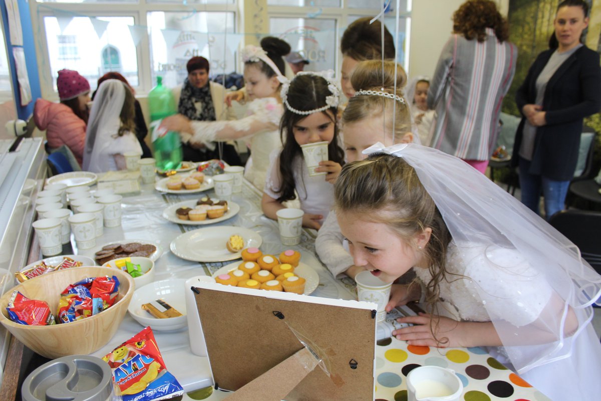 MercyGalway's tweet photo. The #MercyStaff organised a fabulous party for our #FirstCommunionClass today in the Parent's Room to celebrate them receiving the Sacrament of Holy Communion on Saturday. A big thank you to Múinteoir Ruth for all her work with this. https://t.co/cdqathqFlk