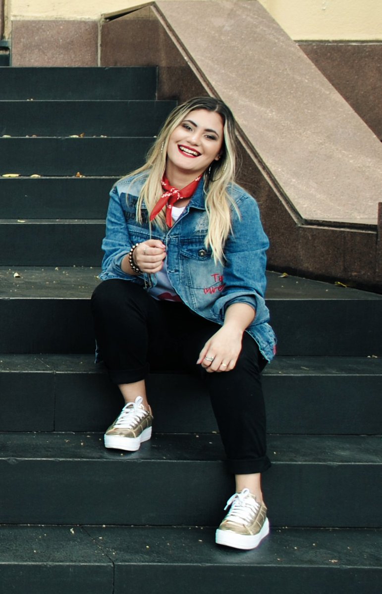 bandagerados's tweet photo. Hoje, nossa amiga, mamãe do ano e vocalista da @bandagerados, @daydccardoso celebra mais um ano de vida. 
Que Deus continue derramando as mais ricas bênçãos dEle sobre a sua vida e família. Te desejamos muita alegria, sabedoria, saúde e sucesso. Parabéns ❤ https://t.co/sBHsMPrIZb