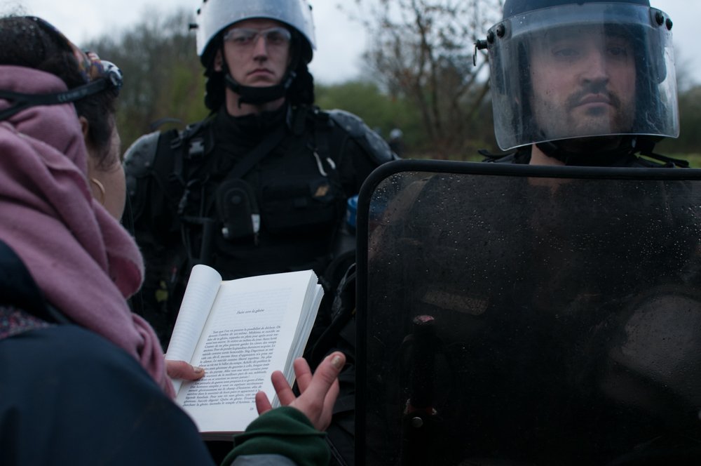JonPalais's tweet photo. La volonté de répondre à la violence policière par la force de la non-violence, racontée dans ce très beau reportage de @Reporterre sur la #ZAD de #NDDL https://t.co/GEKlDN5gdh https://t.co/QrQNs0DIaP