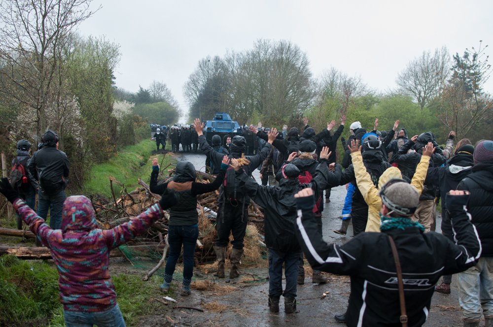 JonPalais's tweet photo. La volonté de répondre à la violence policière par la force de la non-violence, racontée dans ce très beau reportage de @Reporterre sur la #ZAD de #NDDL https://t.co/GEKlDN5gdh https://t.co/QrQNs0DIaP