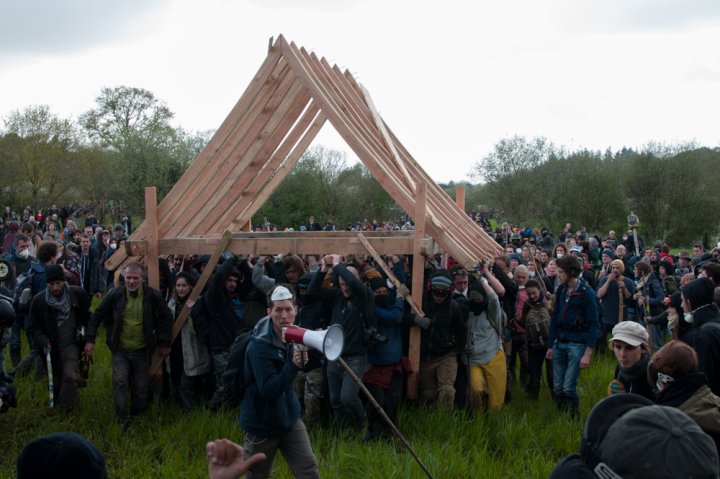 JonPalais's tweet photo. La volonté de répondre à la violence policière par la force de la non-violence, racontée dans ce très beau reportage de @Reporterre sur la #ZAD de #NDDL https://t.co/GEKlDN5gdh https://t.co/QrQNs0DIaP