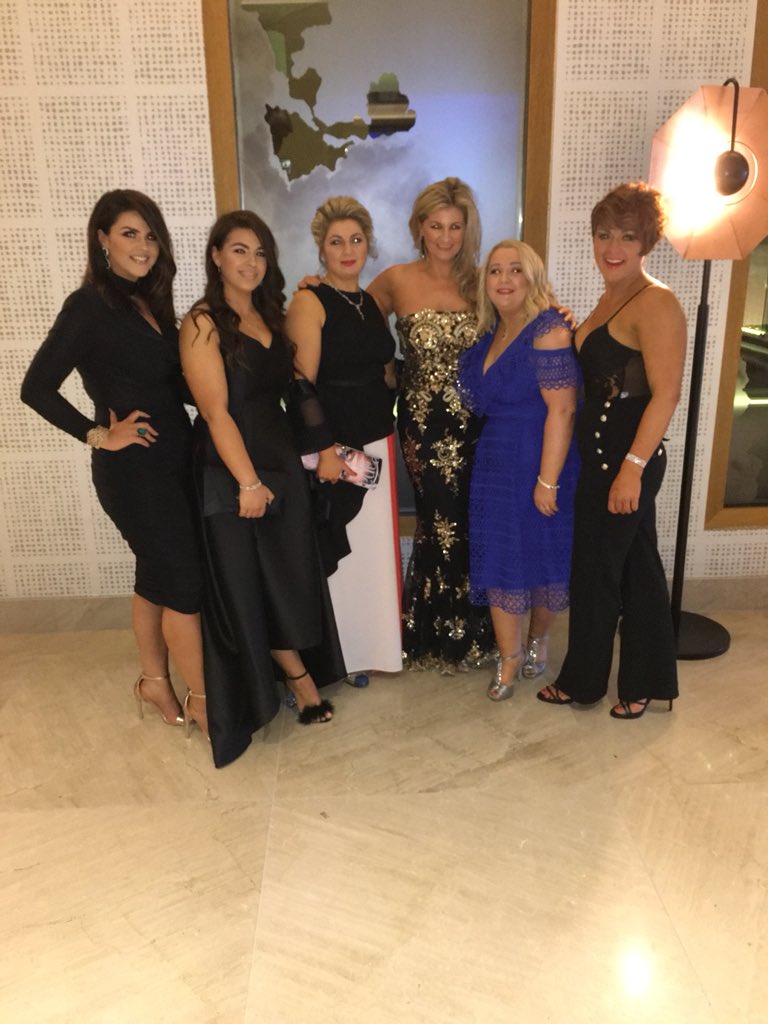 JenniferBVR's tweet image. Best feeling ever #Winners 🏆#bestbeautysalon #ImageBOB18 #vanityrooms #teamvanity