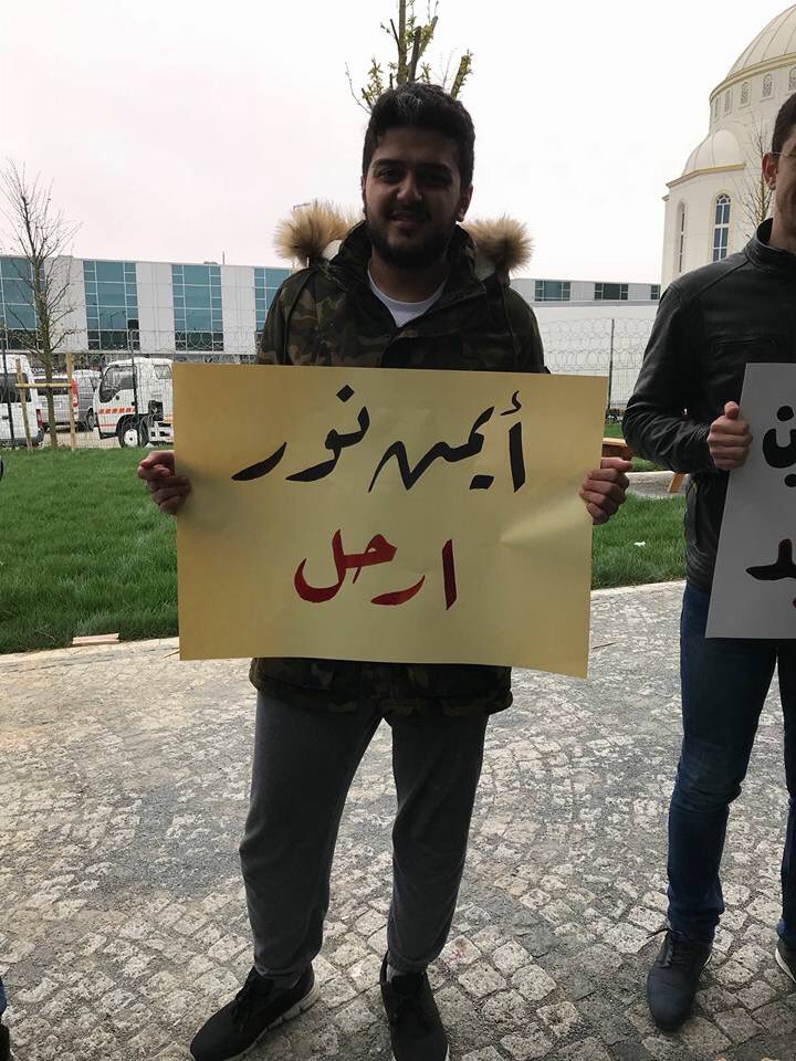 samykamaleldeen's tweet photo. العاملون في #قناة_الشرق ينظمون وقفة احتجاجية قبل قليل في #تركيا ضد أيمن نور بعد فصل 13 اعلاميا...
 #القمه_العربيه
#الصواريخ_البلاستكيه https://t.co/8a895bpdkp