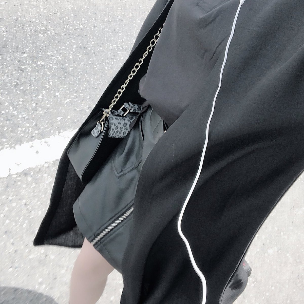 En Twitter ㅤ 友達とショッピングの予定が 寝ブッチされて一人で大阪行って来た 色んな店員さんが服装褒めてくれて アパレル興味ないですか ってスカウトしてくれて嬉しかった 笑 仕事の時黒ばっか着てたら浮くからふわふわしてる服着てるけど