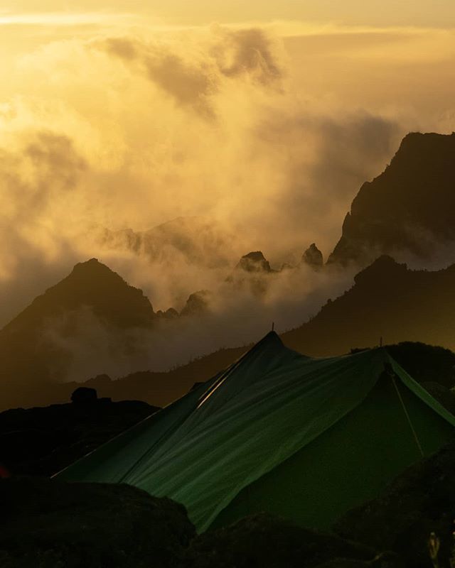 ToreProduction's tweet image. Längtar tillbaka till såna här brutalt magiska solnedgångar 👌🌄 #kilimanjaro #lemoshoroute #iamadventourist ift.tt/2JQukJu