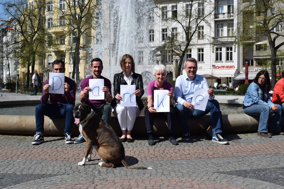 fdpschoeneberg's tweet photo. Danke an die @wallgmbh für 20 Jahre sprudelnde Brunnen in #Schöneberg. Ohne dieses #Engagement würden die #Brunnen trocken bleiben und der Sommer nur halb so schön. #fdp @fdp_berlin #berlin https://t.co/PLis2JN1hX
