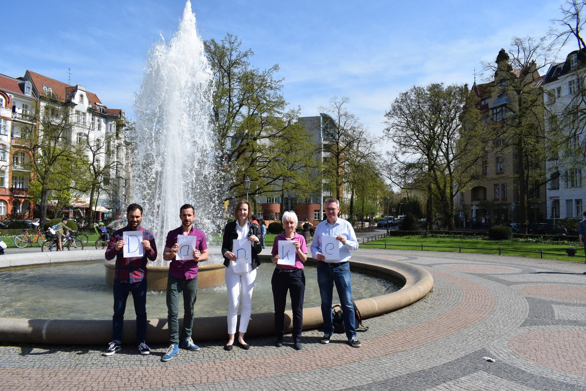 fdpschoeneberg's tweet photo. Danke an die @wallgmbh für 20 Jahre sprudelnde Brunnen in #Schöneberg. Ohne dieses #Engagement würden die #Brunnen trocken bleiben und der Sommer nur halb so schön. #fdp @fdp_berlin #berlin https://t.co/PLis2JN1hX