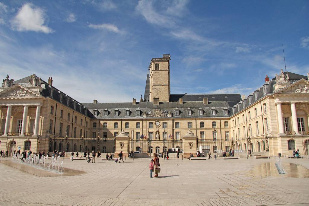▶️ Le talent de Jules Hardouin-Mansart (dont nous fêtons les 372 ans ! 🎂) est allé bien au-delà de la capitale, en témoigne le palais des ducs de Bourgogne de #Dijon dont il a été l'architecte en 1682. 🏰 #secretsdhistoire <a href="/dijon/">Ville de Dijon</a>
