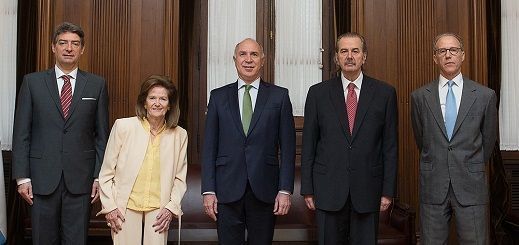 Chequeado's tweet photo. ¿Cuál es la situación de las declaraciones juradas de los miembros de la Corte en el marco del juicio político de Carrió a Lorenzetti: ? https://t.co/L3qOtNweqv
Por @renlavin y @CheloGiullitti de @ACIJargentina https://t.co/dpc66Zbwpo