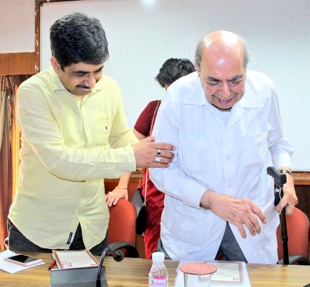 VineetPunia's tweet image. The doyen of Indian journalism S. Nihal Singh will always be remembered as one of the greatest Indian Editors. 

#NihalSingh was a fearless journalist &amp;amp; inspiring personality.

Sharing my pic with him at @OfficialPU, where he has come to donate his books to PU Mass Com Library.