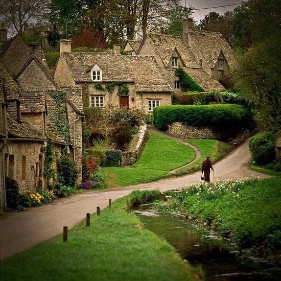 SaudiUK's tweet photo. #السياحة_مع_saudiuk 

قرية بيبوري( Bibury)

تقع في جلوسيستر شاير شرق #انجلترا على ضفتي نهر كولون, وهو أحد روافد نهر التايمز تم بناؤها عام 1380،وصنعت منازلها من الحجر المحلي،وصفها قرية ويليام موريس بأنها "أجمل قرية في انجلترا"

تبعد عن #لندن قرابة ساعتان من محطة #بادنغتون https://t.co/FeIIhDNTPf