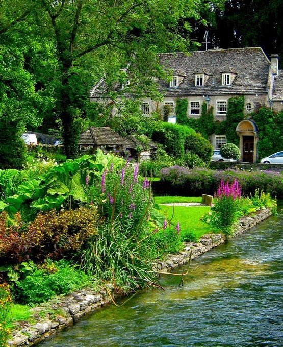 SaudiUK's tweet photo. #السياحة_مع_saudiuk 

قرية بيبوري( Bibury)

تقع في جلوسيستر شاير شرق #انجلترا على ضفتي نهر كولون, وهو أحد روافد نهر التايمز تم بناؤها عام 1380،وصنعت منازلها من الحجر المحلي،وصفها قرية ويليام موريس بأنها "أجمل قرية في انجلترا"

تبعد عن #لندن قرابة ساعتان من محطة #بادنغتون https://t.co/FeIIhDNTPf