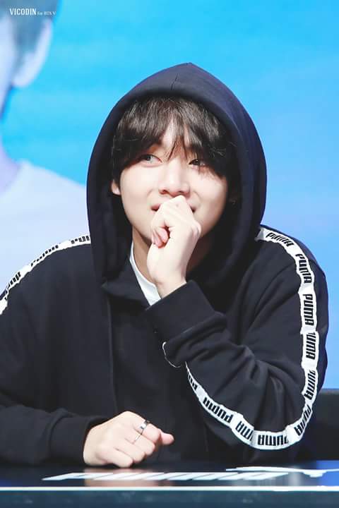 AmiQuyen's tweet photo. Taehyung ah , chúc mừng anh nha . Anh đã làm rất tốt❤❤
#우리_한성이_상받았네 https://t.co/t2J3NRsfLq