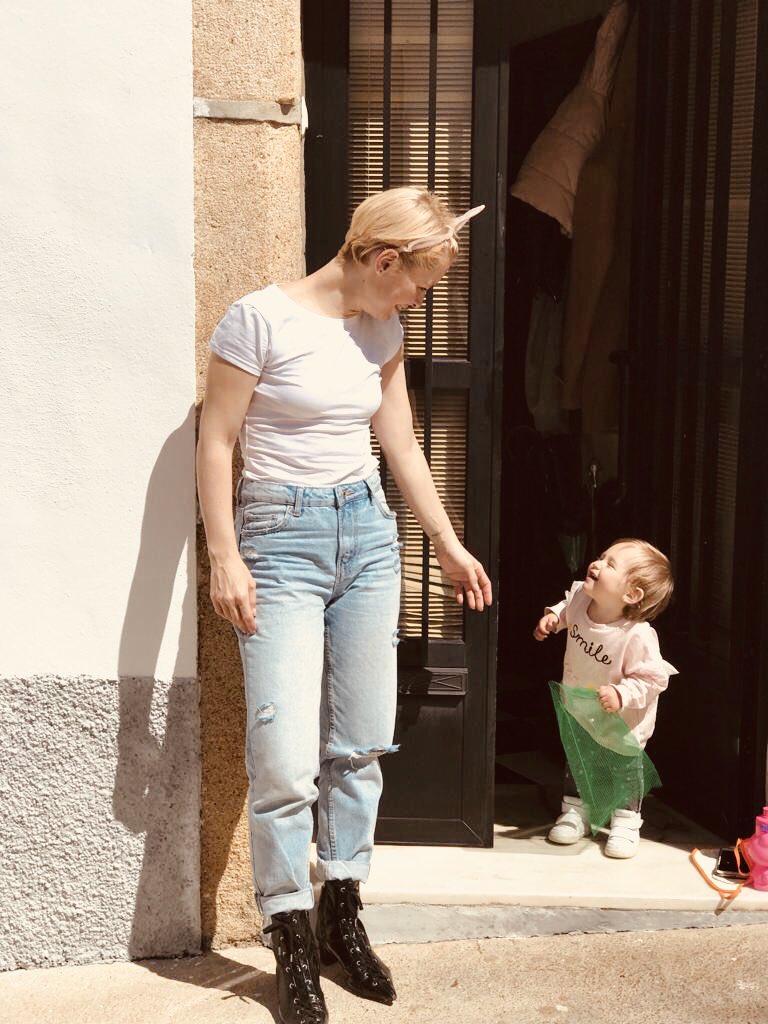 SorayaArnelas's tweet photo. Como en el pueblo,en ningún lado... 
salir a la calle sin que haya peligro,los perros felices y nosotros felices 
Esto es Valencia de Alcàntara!
😉🧡 https://t.co/NTX5Gpllti