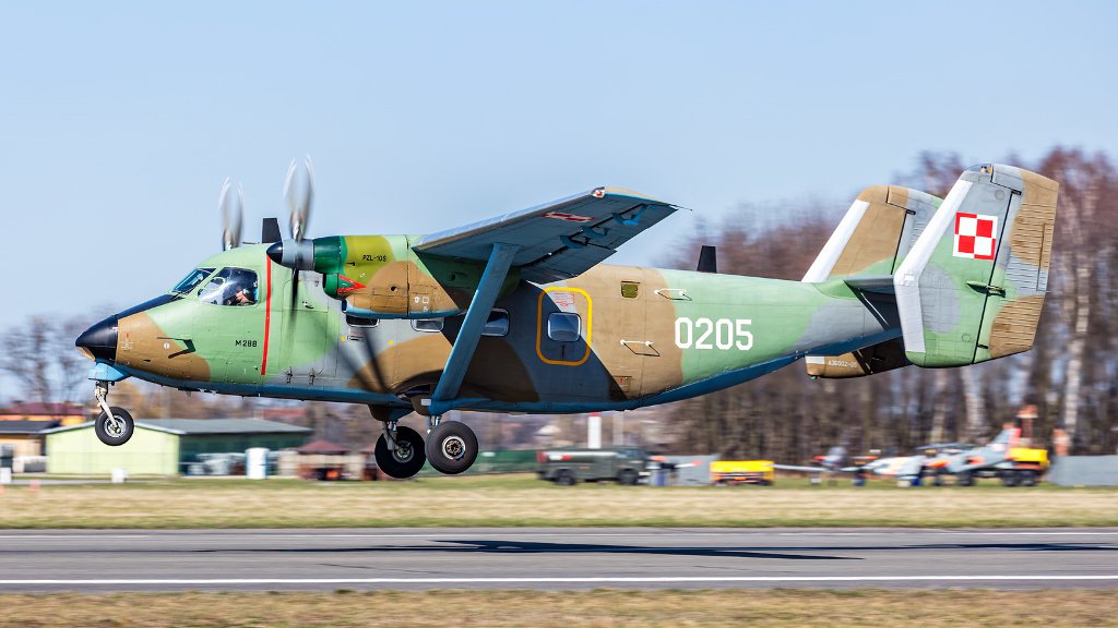 DGeneralneRSZ's tweet photo. W 42 Bazie Lotnictwa Szkolnego w Radomiu trwa #szkolenie podchorążych piątego roku studiów #WSOSP na samolotach transportowych #M28Bryza - https://t.co/NvyzjD1bin.
Fot. Bartosz Torbicki
#DGRSZ https://t.co/4RoPomnhlt