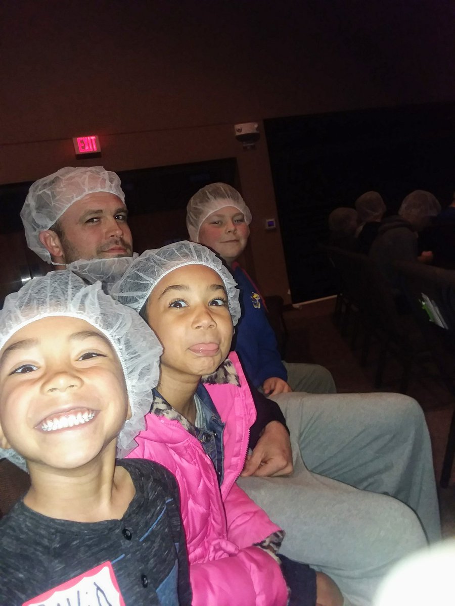 AngeHarmon13's tweet photo. Proud of this crew
 We helped MAKE over 30k bags of food for food insecure missourians.  One bag feeds 6people. Its important for my kids to see that we have to support as a community #tribe #squad #give #volunteer #gibeback #handup #love https://t.co/0xliy8M5k3