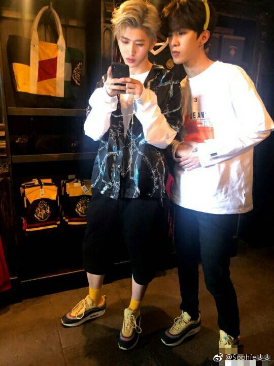 xukunuwus's tweet photo. "umm.. excuse me are you korean?.." 

"..."

[#CaiXukun #idolproducer #ninepercent
#蔡徐坤
#偶像练习生] https://t.co/fRRsFDVfTH