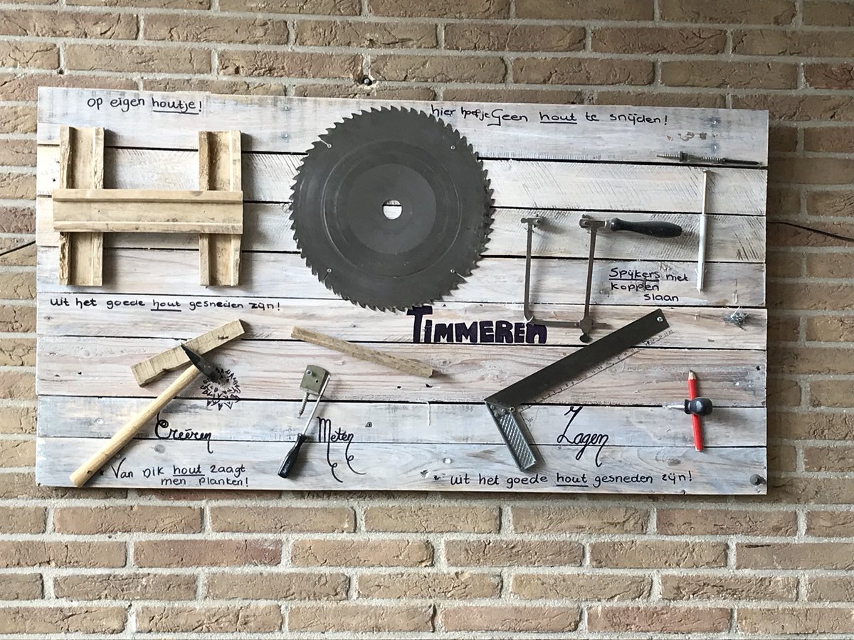 Gemeente_Almelo's tweet photo. Burgemeester @arjengerritsen op bezoek bij #Transfore. St. Transfore behandelt mensen in Oost-Nederland die last hebben van grensoverschrijdend gedrag. Door behandeling neemt het probleemgedrag van de patiënten af en wordt herhaling zoveel mogelijk voorkomen. @Gemeente_Almelo https://t.co/AvSuvt2pJc
