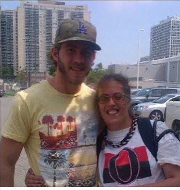 JennaCathcart2's tweet photo. I got meet @MarcusFolignHOE  after sabres Vs sens game we both help @KindEvery  not every more and I went help I got bullied on basketball team I think why I play floor hockey I am friend with every body team every body so nice to me I got meet @MHoffy68  and Marcus my favs play https://t.co/cxb5cEGnlp