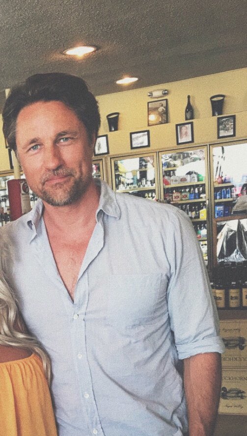 HendersonSource's tweet image. 📸 | New pic of Martin with a fan in Malibu, CA [15.04.18]