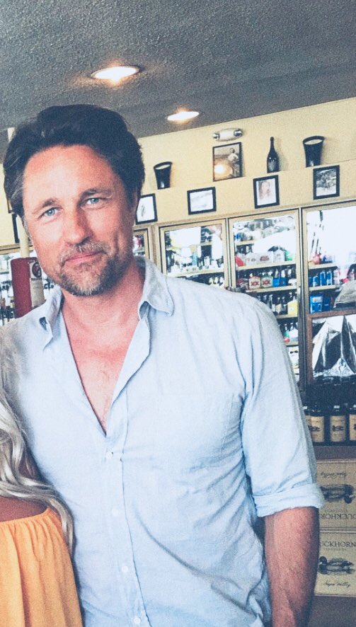 HendersonSource's tweet image. 📸 | New pic of Martin with a fan in Malibu, CA [15.04.18]