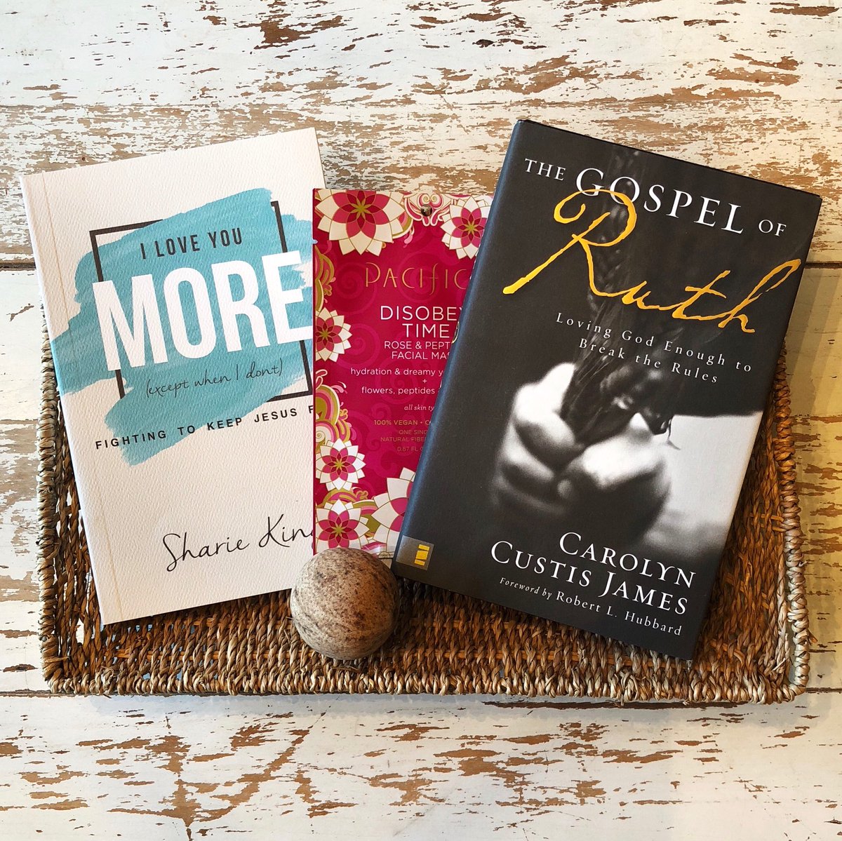 SharieKing99's tweet photo. @carolynezer and @MoIsom signed some books for you guys and the details on how to win them are over on my Instagram and Twitter! ๐ #overcomingmonday #giveaway https://t.co/jF3UfL0KZA