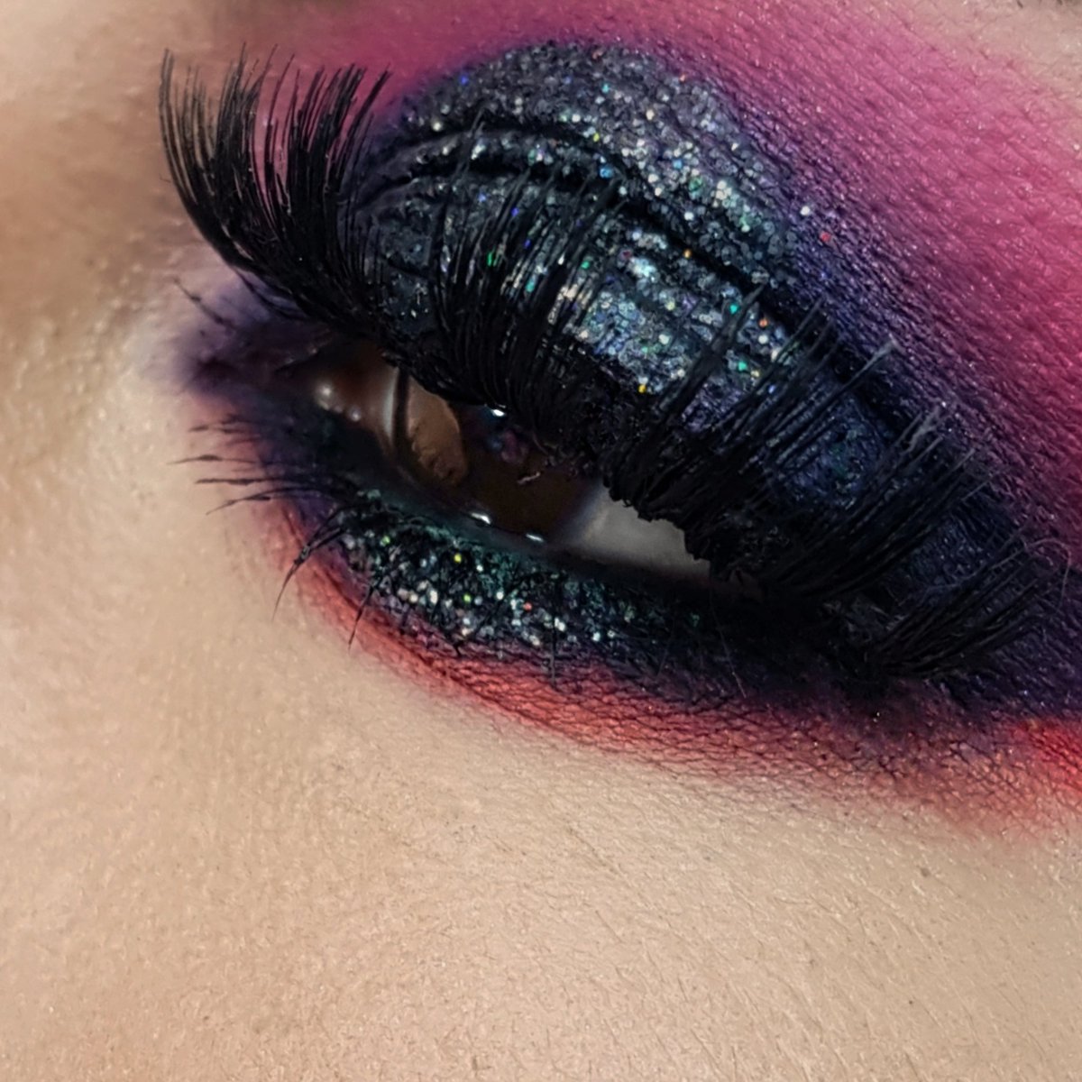 saulhr83's tweet photo. Dramatic Eye!
Makeup by me!
💄👝😍
#smokeyes #glitter #maquiagem #maquillages #איפור #макияж #purplemakeup #innamakeuptalent #inglot #inglotmexico #inglotmexicooficial #drmakeup #maproderm #makeupforever #makeupstore #mac #cosmeticosmx #saulramirezmakeupandhair #saulramirezc https://t.co/p89rAB9i10