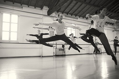 dressed_dance's tweet photo. Time to jazz it up!
.
.
.
.
.
#Monday #jazzitup #jazz #dressedtodancealways #blog #dance #danceteacher #danceisbeautiful #dressedtodance #alwaysdressedtodance #jazzmonday #studio #blackandwhite #dancer #danceblog #splits #splitleap #mondayjazz #bandw #dancestudent #dancefamily https://t.co/wkXCPe1duj