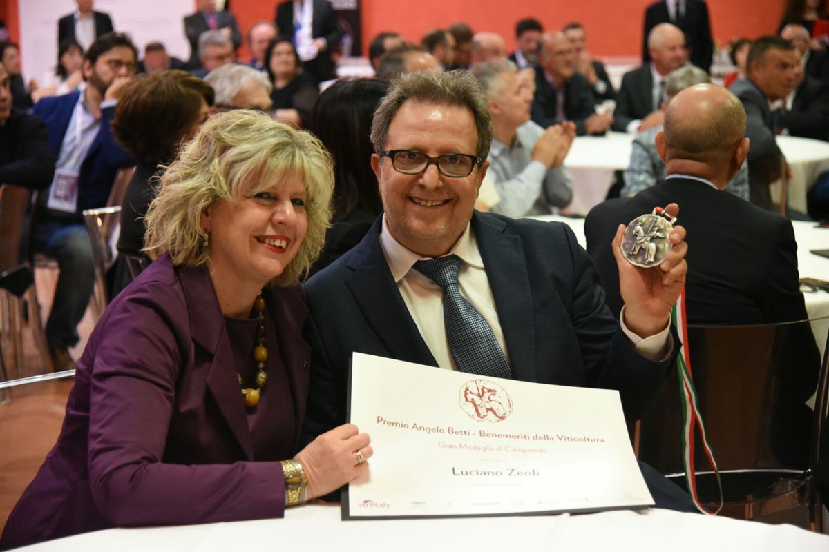 AGRAPRESS's tweet photo. #Vinitaly: Assegnato il Premio #AngeloBetti alla Fattoria Monticino Rosso. .@caselli_s, riconosciuto lavoro recupero e valorizzazione Albana e attenzione x ambiente. Assessore incontra console economico commerciale a Milano della Repubblica popolare cinese Li Shaofeng https://t.co/gvsG5ev1hX